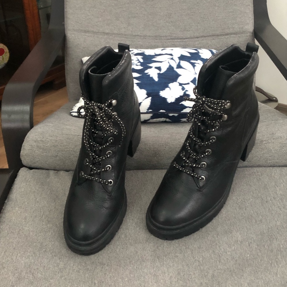 27 EDIT by Naturalizer. Black leather lace-up